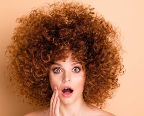 Hai la fortuna di avere i capelli ricci ma non sai come domarli? Ecco cinque consigli per evitare l’effetto crespo e ottenere morbidezza.