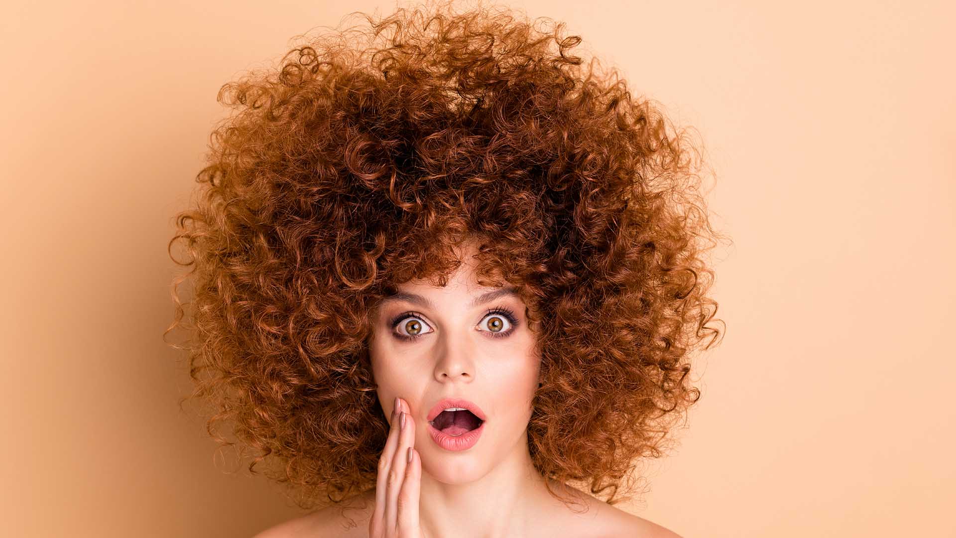 Hai la fortuna di avere i capelli ricci ma non sai come domarli? Ecco cinque consigli per evitare l’effetto crespo e ottenere morbidezza.